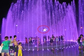 Kinh hoàng bé trai bị vòi phun nước đẩy lên cao 2 mét Kinh hoàng bé trai bị vòi phun nước đẩy lên cao 2 mét