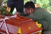 Thắt lòng cảnh người đàn ông làm đám ma cho cả nhà Thắt lòng cảnh người đàn ông làm đám ma cho cả nhà
