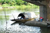 Ngủ ở móng cầu, bé 3 tuổi chết đuối thương tâm Ngủ ở móng cầu, bé 3 tuổi chết đuối thương tâm