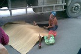 Cô gái đi xe đạp chết thảm dưới gầm xe tải Cô gái đi xe đạp chết thảm dưới gầm xe tải