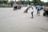 Hàng chục người ngăn cản một phụ nữ lao đầu vào xe tải Hàng chục người ngăn cản một phụ nữ lao đầu vào xe tải