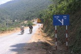 Xe tải lao xuống vực sâu 50m, 3 người thương vong Xe tải lao xuống vực sâu 50m, 3 người thương vong