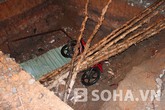 Kinh hoàng xe máy lao xuống hố công trình sâu hơn 2m Kinh hoàng xe máy lao xuống hố công trình sâu hơn 2m