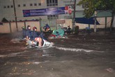 TPHCM bị ngập khủng khiếp sau trận mưa và triều cường TPHCM bị ngập khủng khiếp sau trận mưa và triều cường