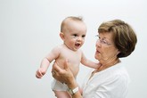Bà nội chăm cháu: khóc nhiều hơn cười Bà nội chăm cháu: khóc nhiều hơn cười