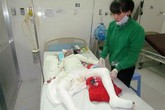 Một gia đình bỏng nặng vì bị đốt khi đang ngủ Một gia đình bỏng nặng vì bị đốt khi đang ngủ