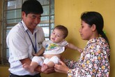 Xúc động cảnh cháu bé bị bỏ rơi gặp mẹ Xúc động cảnh cháu bé bị bỏ rơi gặp mẹ