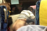 Cặp tình nhân già ngang nhiên làm "chuyện ấy" trên tàu Cặp tình nhân già ngang nhiên làm "chuyện ấy" trên tàu