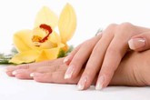 Bí quyết chăm sóc móng tay xinh mùa thu Bí quyết chăm sóc móng tay xinh mùa thu
