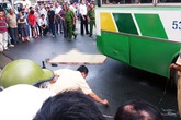 Nữ sinh viên chết thảm dưới bánh xe buýt Nữ sinh viên chết thảm dưới bánh xe buýt