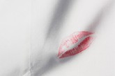 Chồng và vết son môi trên lưng áo Chồng và vết son môi trên lưng áo