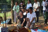 4 người đàn ông như phát điên tại đám tang nạn nhân trôi xe 4 người đàn ông như phát điên tại đám tang nạn nhân trôi xe
