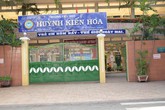Kinh hoàng cháu bé 8 tuổi bị đâm khi vừa tan học Kinh hoàng cháu bé 8 tuổi bị đâm khi vừa tan học