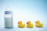 Đưa sữa mẹ và sữa công thức lên "bàn cân" Đưa sữa mẹ và sữa công thức lên "bàn cân"