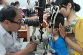 Trẻ em dễ bị biến chứng viêm kết mạc vì đau mắt đỏ Trẻ em dễ bị biến chứng viêm kết mạc vì đau mắt đỏ