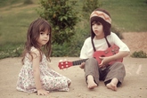Con gái mầm non bị bạn nam sờ ngực Con gái mầm non bị bạn nam sờ ngực