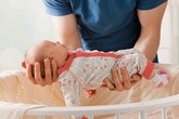 Những tình huống cười "vỡ bụng" khi bố mẹ chăm con Những tình huống cười "vỡ bụng" khi bố mẹ chăm con