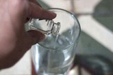Bố đẻ nhẫn tâm cho hai con uống thuốc chuột Bố đẻ nhẫn tâm cho hai con uống thuốc chuột