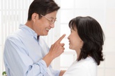 “Vợ bố chứ ai?” “Vợ bố chứ ai?”