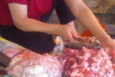 Kinh hoàng lòng lợn được làm sạch bằng... ủng Kinh hoàng lòng lợn được làm sạch bằng... ủng
