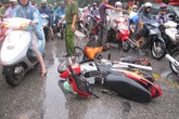 Kinh hoàng ô tô điên đâm người bay lên nóc Kinh hoàng ô tô điên đâm người bay lên nóc