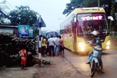 Chặn đầu ngăn xe 'dù' cướp khách, cô gái bị cuốn vào gầm ôtô Chặn đầu ngăn xe 'dù' cướp khách, cô gái bị cuốn vào gầm ôtô