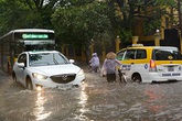 Đường phố Hà Nội ngập nước do bão số 5 Đường phố Hà Nội ngập nước do bão số 5