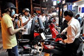 Cẩn trọng phòng cướp giật khi đổ xăng Cẩn trọng phòng cướp giật khi đổ xăng