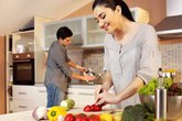 Tiền nào cho xứng công “người đàn bà xó bếp”? Tiền nào cho xứng công “người đàn bà xó bếp”?