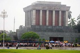 Dòng người đội mưa rào đổ về lăng Bác ngày Quốc khánh Dòng người đội mưa rào đổ về lăng Bác ngày Quốc khánh