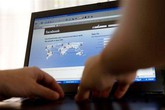 Khoe hạnh phúc trên facebook để “dối mình“? Khoe hạnh phúc trên facebook để “dối mình“?
