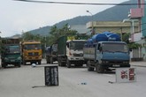 Người dân chặn hàng trăm xe gây ô nhiễm Người dân chặn hàng trăm xe gây ô nhiễm