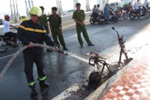 Xe máy điện bốc cháy dữ dội trên cầu Rồng Xe máy điện bốc cháy dữ dội trên cầu Rồng