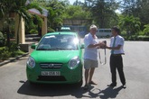 Tài xế xe taxi trả lại 50 triệu đồng cho khách Tây Tài xế xe taxi trả lại 50 triệu đồng cho khách Tây