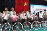 Gần 800 suất quà đến với học sinh, sinh viên nghèo vượt khó Gần 800 suất quà đến với học sinh, sinh viên nghèo vượt khó