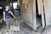 Nửa đêm nhà bỗng dưng đổ sập vì lũ Nửa đêm nhà bỗng dưng đổ sập vì lũ