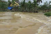 Đà Nẵng: Nhiều nhà dân vẫn bị nước lũ vây quanh Đà Nẵng: Nhiều nhà dân vẫn bị nước lũ vây quanh