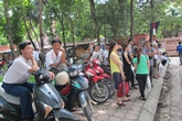 Hà Nội: Phụ phuynh “trốn” nắng ngóng sĩ tử Hà Nội: Phụ phuynh “trốn” nắng ngóng sĩ tử