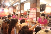 Cận rằm, người Hà Nội đổ xô đi mua bánh trung thu Cận rằm, người Hà Nội đổ xô đi mua bánh trung thu