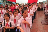 Nghẹn ngào khai giảng “hát” quốc ca bằng tay Nghẹn ngào khai giảng “hát” quốc ca bằng tay