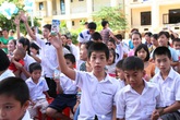 Trẻ em nghèo nhận Quỹ sữa “Vươn cao Việt Nam” Trẻ em nghèo nhận Quỹ sữa “Vươn cao Việt Nam”