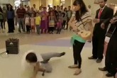Đang cầu hôn bất ngờ bị bạn gái tấn công vì quá "sến" Đang cầu hôn bất ngờ bị bạn gái tấn công vì quá "sến"