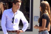 Cô gái ra đường mời trai lạ... sex với mình Cô gái ra đường mời trai lạ... sex với mình