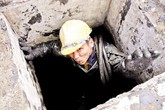 Lãnh đạo lương tiền tỷ, công nhân móc cống tủi phận Lãnh đạo lương tiền tỷ, công nhân móc cống tủi phận