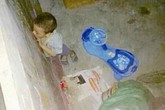 Phẫn nộ bé trai 5 tuổi bị bà nội bỏ đói, nhốt trong nhà kho vì lấy trộm tiền Phẫn nộ bé trai 5 tuổi bị bà nội bỏ đói, nhốt trong nhà kho vì lấy trộm tiền