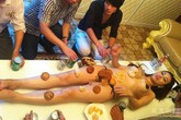 Người mẫu chụp ảnh "nude" với bánh trung thu Người mẫu chụp ảnh "nude" với bánh trung thu