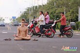 Chàng trai khỏa thân gây náo loạn khắp đường phố Chàng trai khỏa thân gây náo loạn khắp đường phố