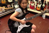 Cô bé 8 tuổi đáng yêu đánh guitar cực đỉnh Cô bé 8 tuổi đáng yêu đánh guitar cực đỉnh