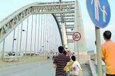 Thiếu nữ 18 đòi nhảy cầu tự vẫn vì bạn trai sắp lấy vợ Thiếu nữ 18 đòi nhảy cầu tự vẫn vì bạn trai sắp lấy vợ
