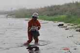 Kinh hoàng cha mẹ cãi nhau, ném con chưa đầy 1 tuổi xuống sông Kinh hoàng cha mẹ cãi nhau, ném con chưa đầy 1 tuổi xuống sông